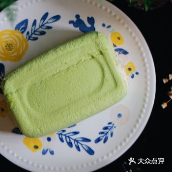 百香果乳酪酸甜适中，有百香果籽