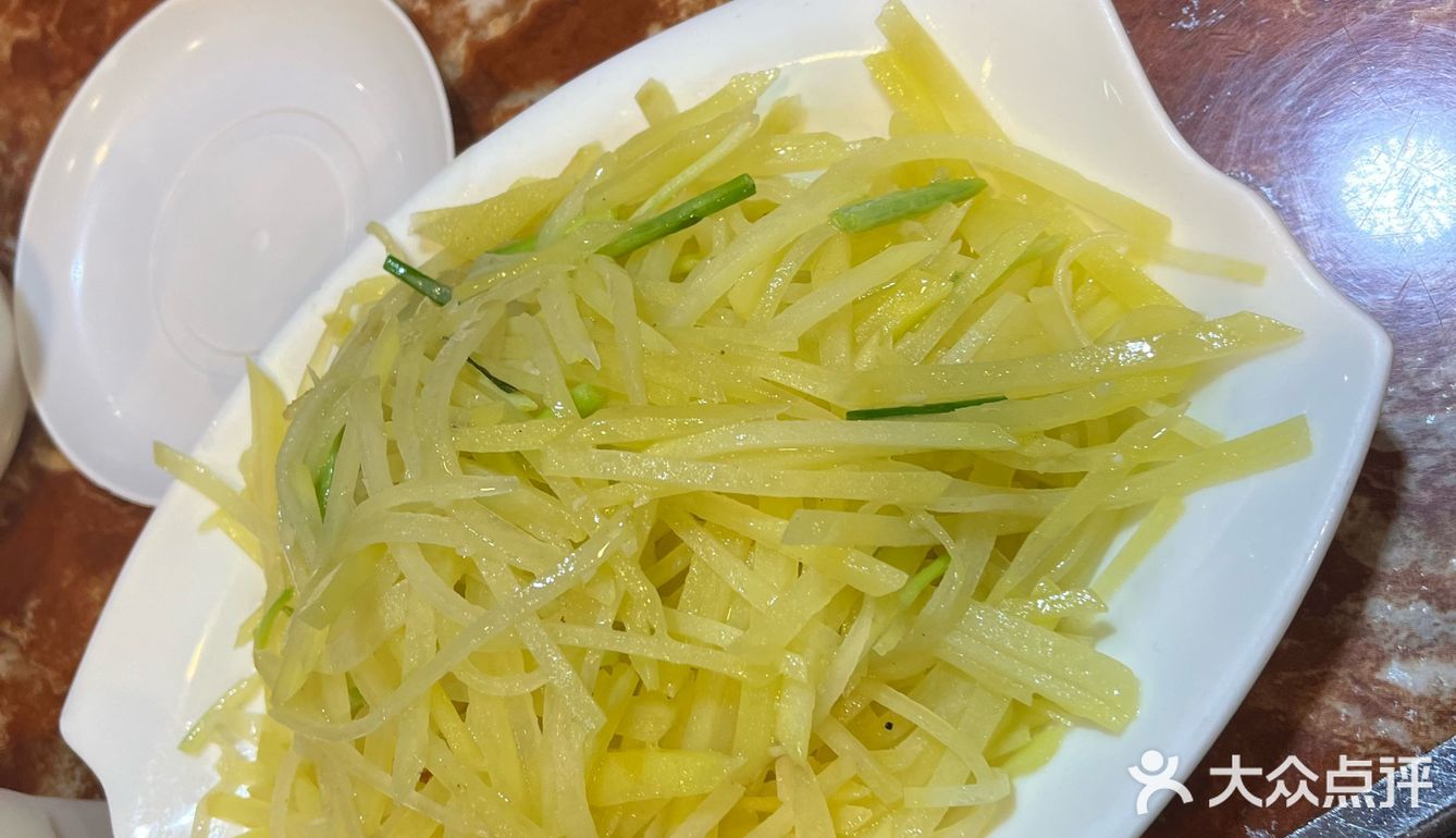 烤串也比所有的烧烤店串得长，国民良心老店