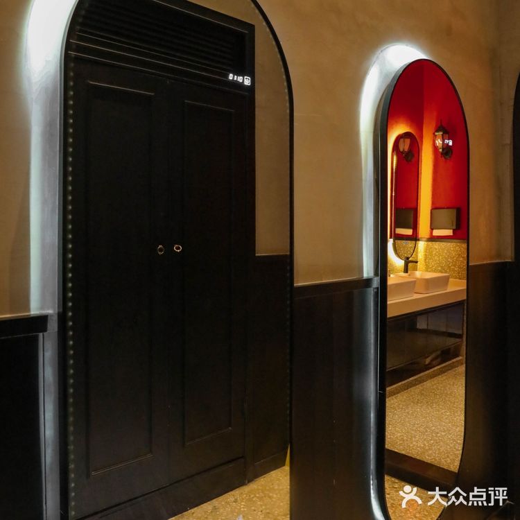 城中心·C位·光圈吊顶星级Bar