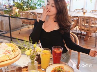 漂亮姐姐不是我 是给我拍照的小姐妹~ -