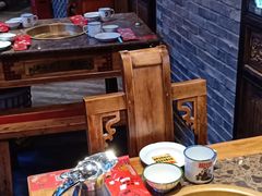 餐具摆设-沪小二炭火蛙锅(淮海中路美食不夜城店)