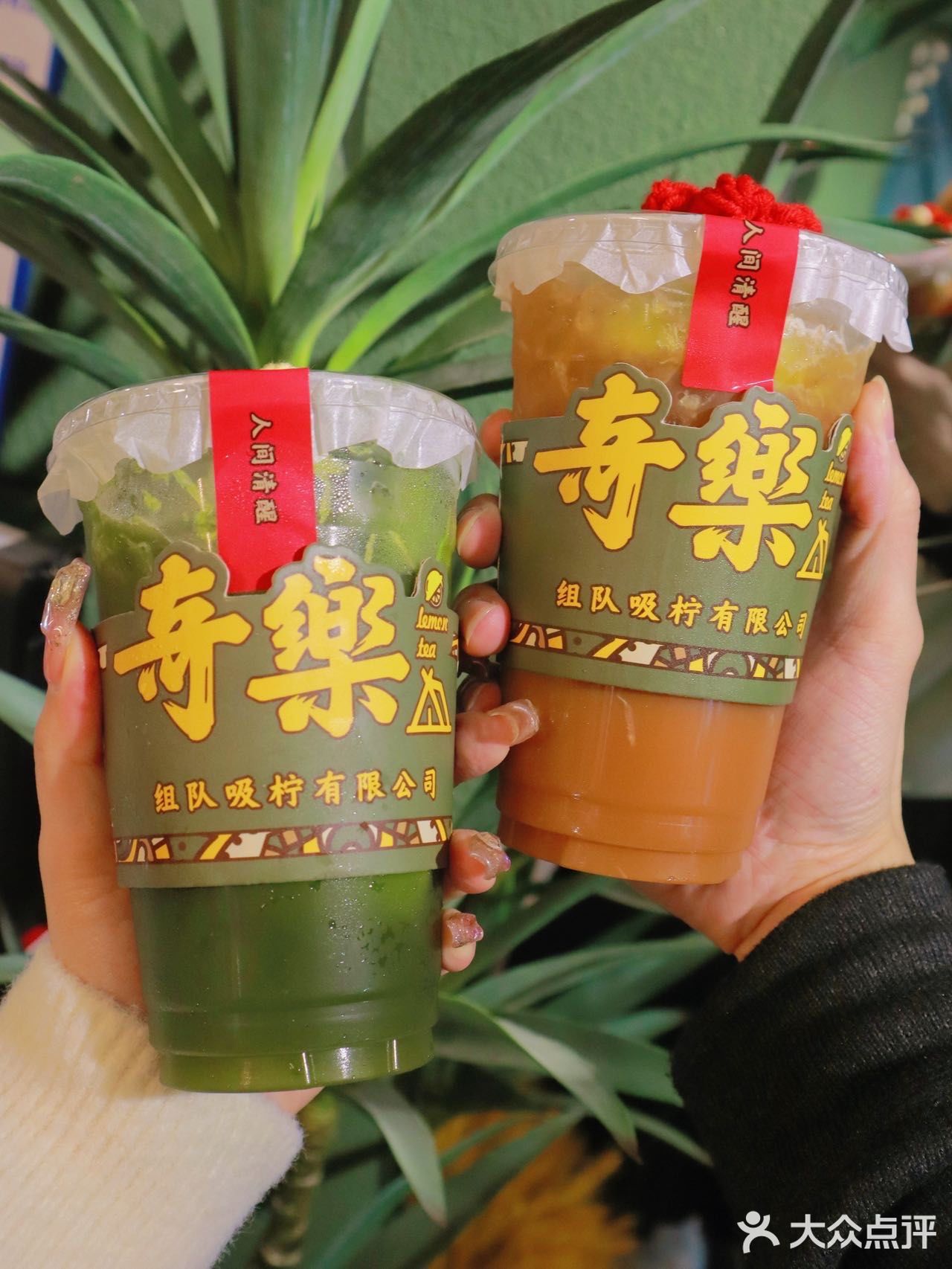 门口摆了露营的座椅，看上去很特别，店里虽然不算大