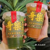 门口摆了露营的座椅，看上去很特别，店里虽然不算大
