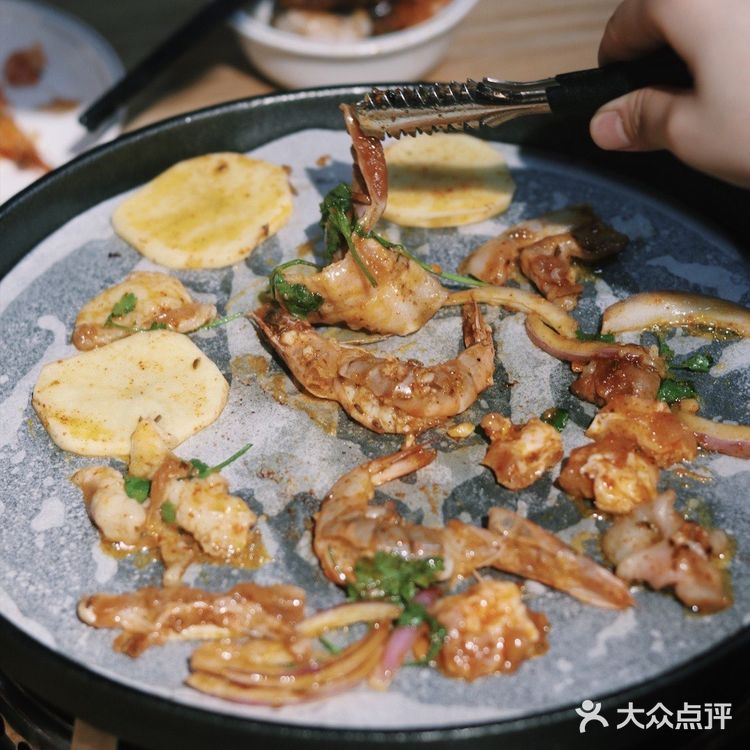 烤过之后还有肉汁,配上店里的蘸料,真的是一绝!