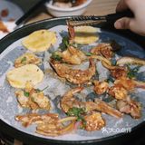 烤过之后还有肉汁，配上店里的蘸料，真的是一绝！