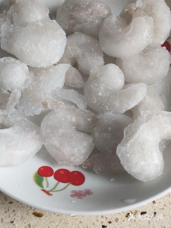 食材:芦笋300g，虾仁200g，淀粉，黄酒