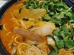 招牌炸酱酸辣米线-肥汁米蘭香港米线(长宁来福士店)