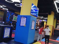 -爱蹦iBOON蹦床运动馆(江汉店)