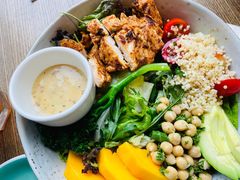 鸡肉牛油果芒果色拉-wagas(暖山店)