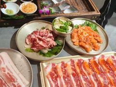 -围炉肉舍•炭烤活鳗•丹东海鲜烤肉(步行街店)