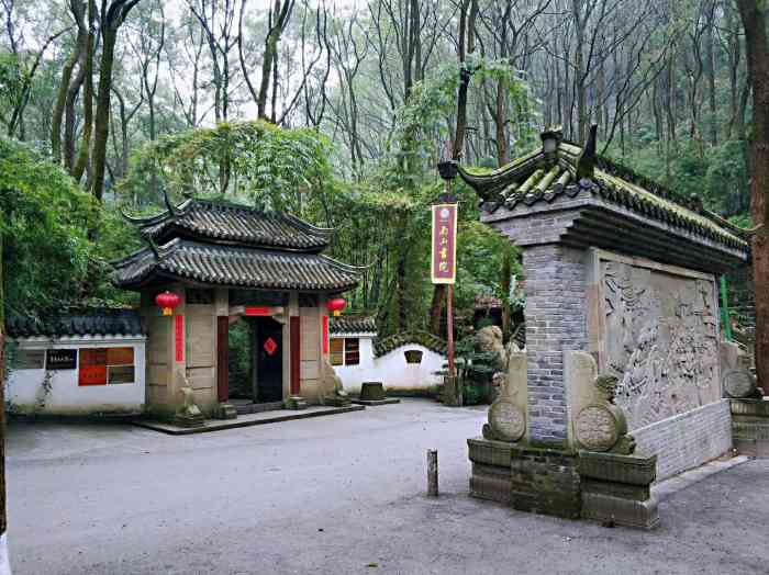 在工商大学里面的龙脊山上,可以和朋友一起去逛逛,顺便爬爬山鸭!