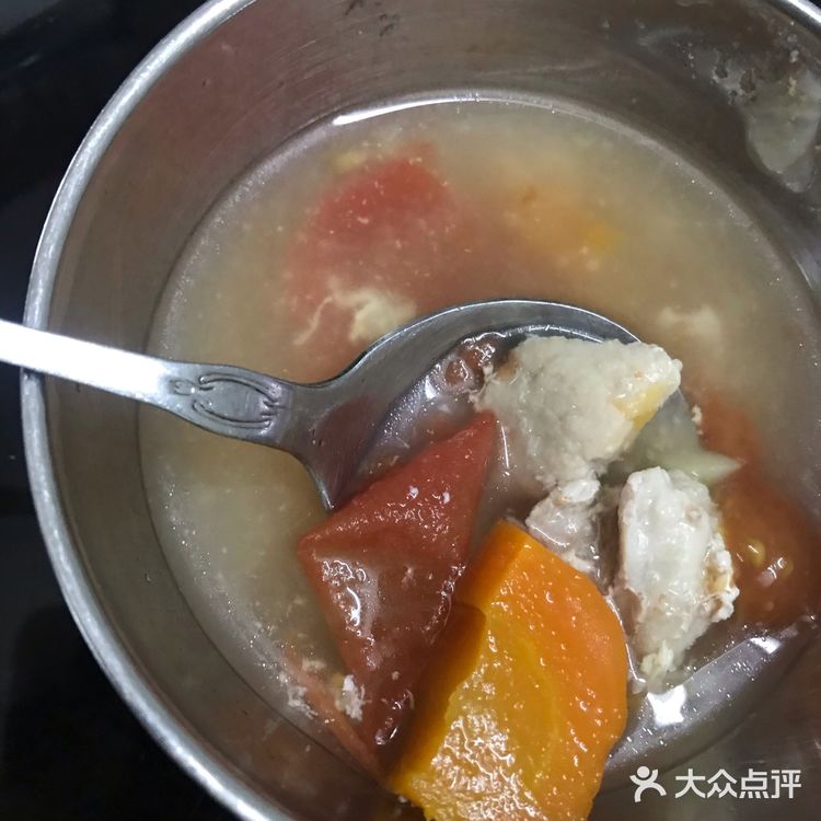 维生素之王 番茄玉米红萝卜土豆滚肉片汤