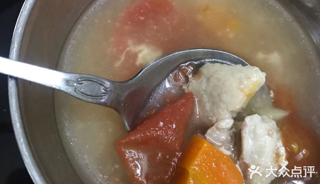 维生素之王   番茄玉米红萝卜土豆滚肉片汤