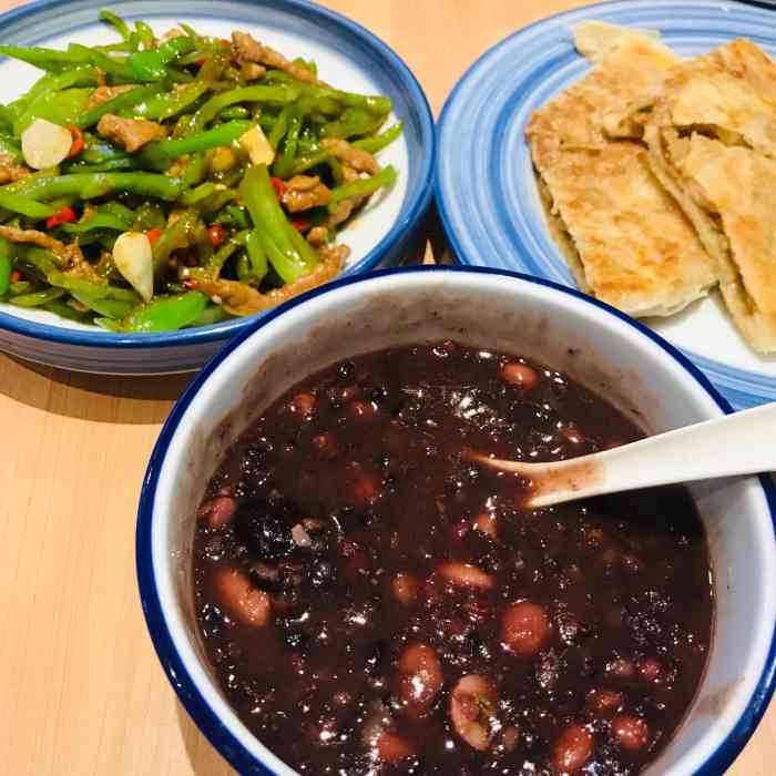 打分 宏状元的粥真心好喝呀 最爱皮蛋粥喝八宝粥,慢火熬出来浓稠软烂