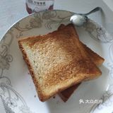 150°烤10分钟 2.涂上草莓酱就可以享用了