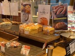 面包甜点陈列柜-西村叔叔的店·面包·甜品·蛋糕(崂山丽达店)