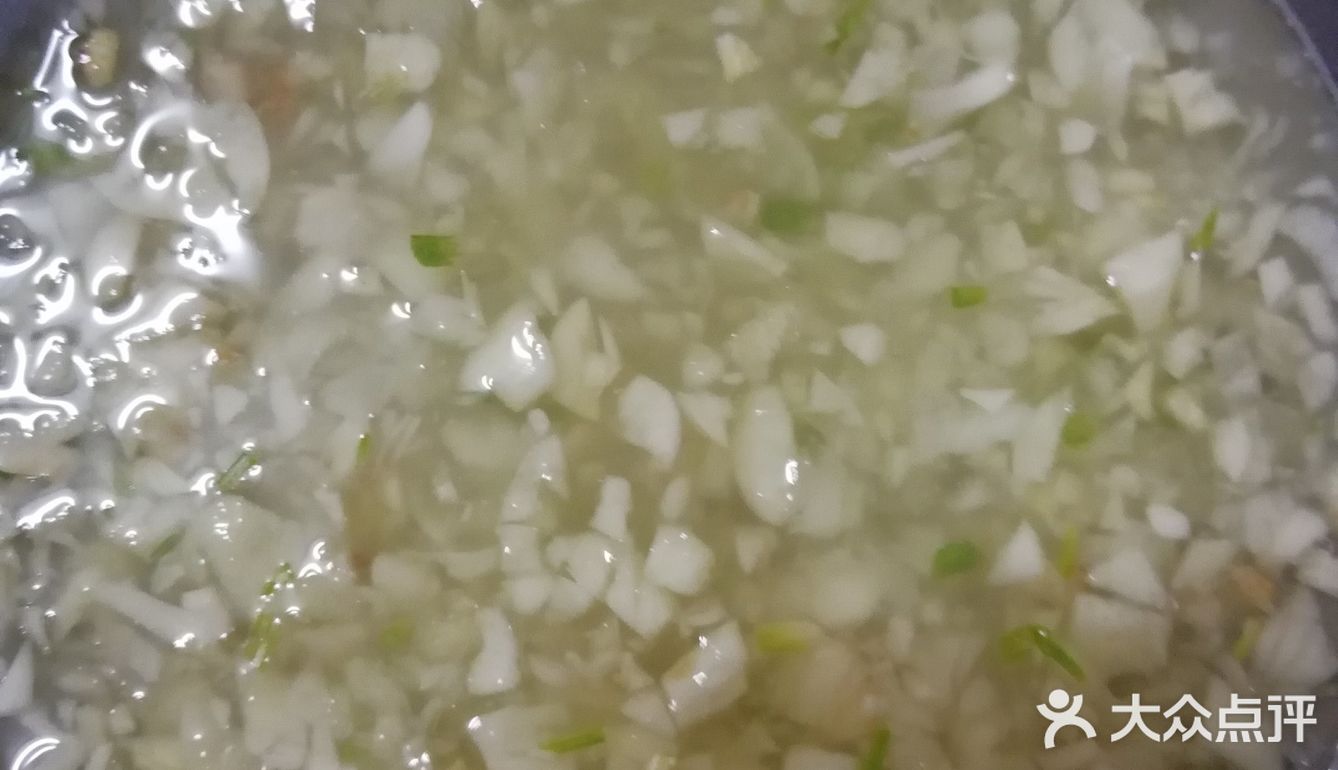 做好了蒸凉皮，都弄好了切点黄瓜丝、面筋，把凉皮拌起来