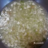 做好了蒸凉皮，都弄好了切点黄瓜丝、面筋，把凉皮拌起来