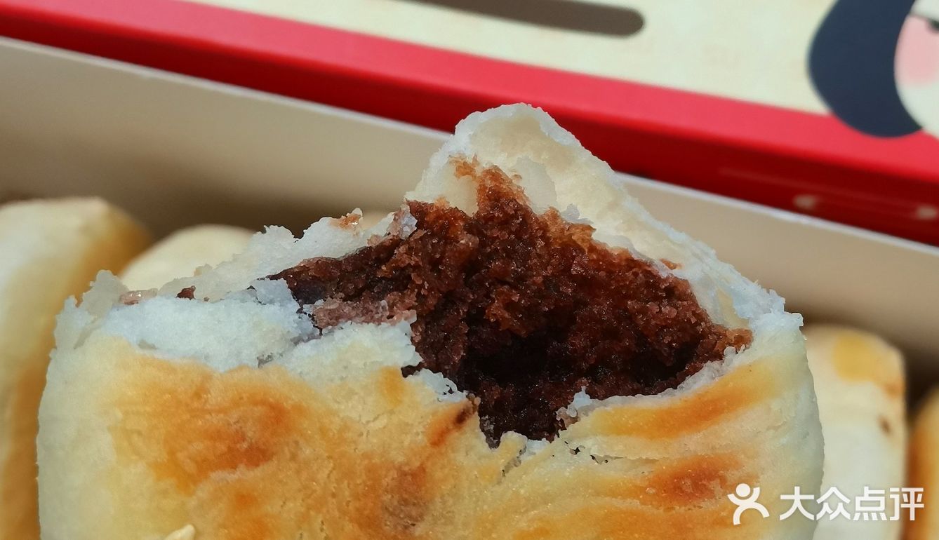 皮比馅儿要让人满意，非常酥层次很多！但是馅儿很少很薄一层..