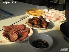 牛舌,地瓜片,五花肉和香菇-大槐树烤肉馆