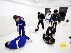 -菠萝格斗巴西柔术训练馆