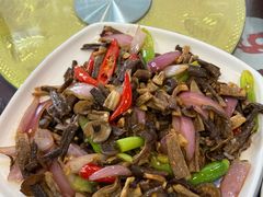 野蘑菇炒肉-老舅老蒙肉饼非遗店(一店)