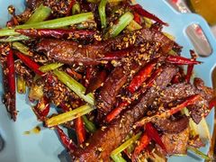 干辣椒炒牛肉-金龙烧烤·牛肉面(西塔店)