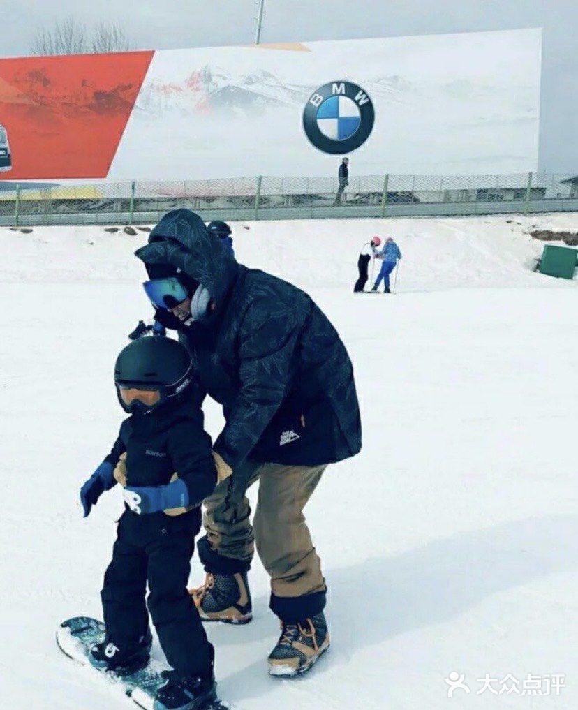 冬天到了快带宝宝来滑雪吧。