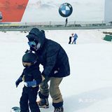 冬天到了快带宝宝来滑雪吧。