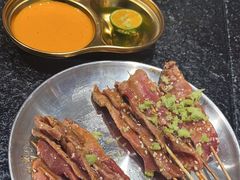 -何妹湿辣牛肉·粤式烧烤砂煲(桂雅路店)