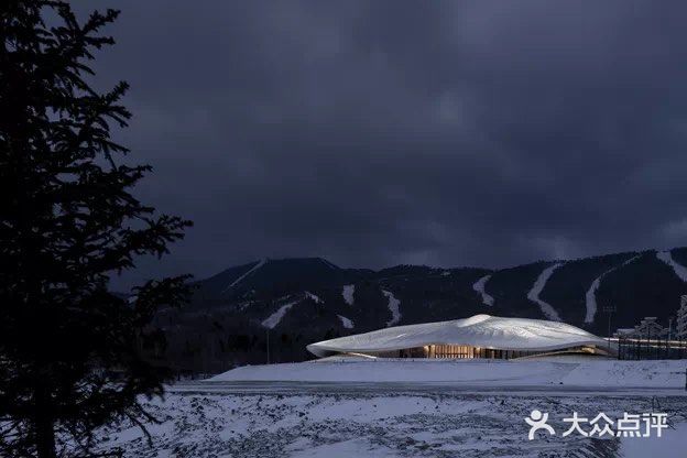 今日分享 “雪山下的大帐篷”，延续建筑与自然交融的艺术意境