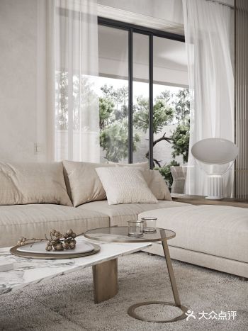 围绕优雅、现代的设计理念打造了这个极其奢华的空间