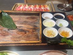 -围炉肉舍•炭烤活鳗•丹东海鲜烤肉(步行街店)