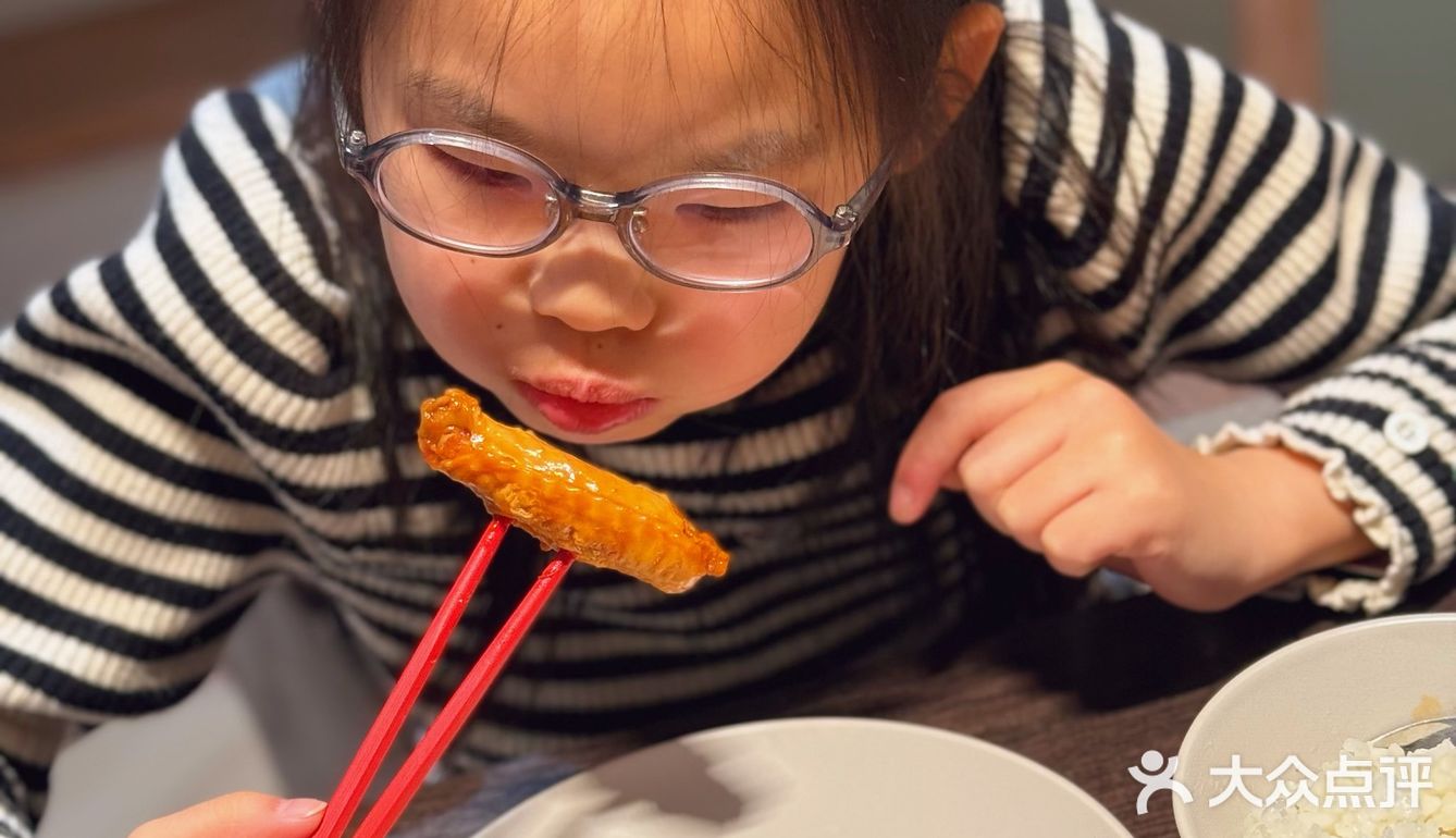 大厨的秘密菜❗️女儿一个人吃掉了所有的鸡翅🙀