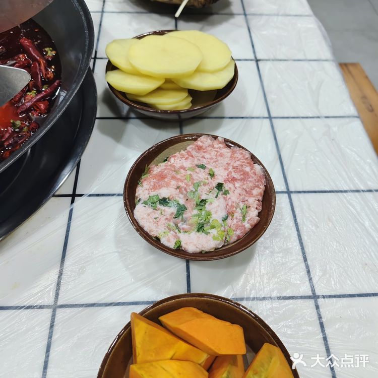 特别是他们家的锅底，真的巨无敌好吃，特别的鲜香麻辣