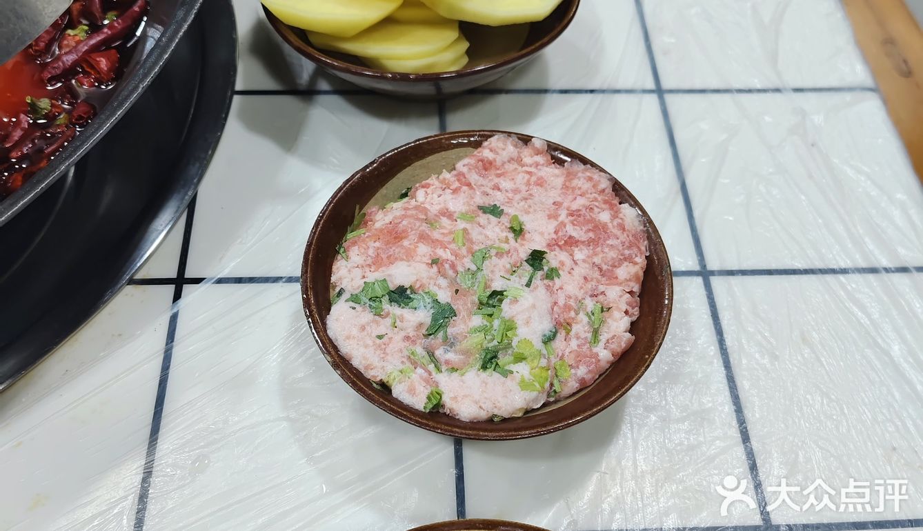 特别是他们家的锅底，真的巨无敌好吃，特别的鲜香麻辣