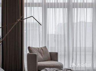 私人区域的入口隐藏在一扇暗门后面，空间由主卧室和更衣