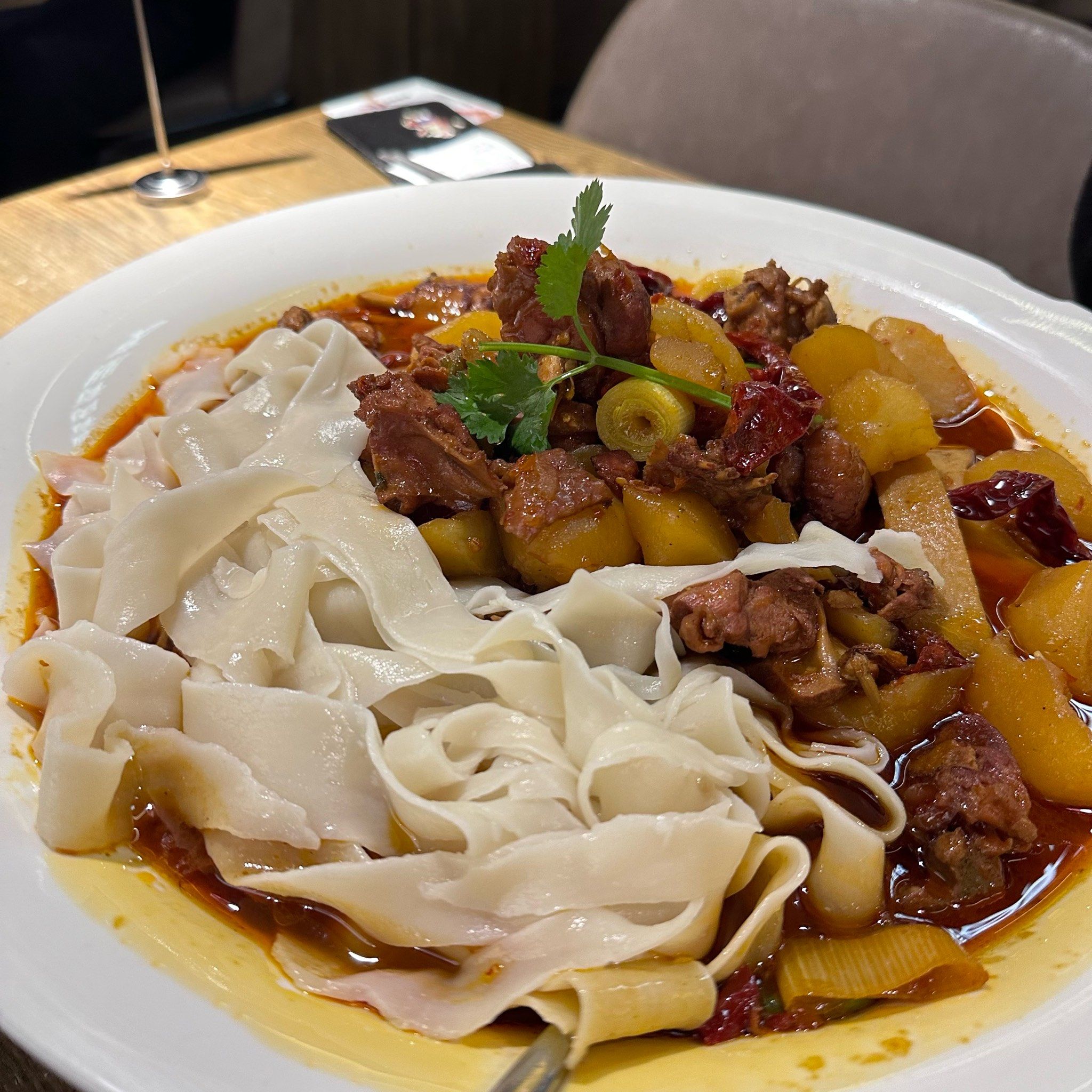 最爱大盘鸡的皮带面,非常入味.手抓饭的羊排也很大份