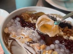 彩虹加量红豆乌龙冰粉-姚姚酸菜鱼·金戈戈香港豉油鸡(喜荟城联名店)