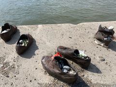 -多瑙河畔鞋履雕塑