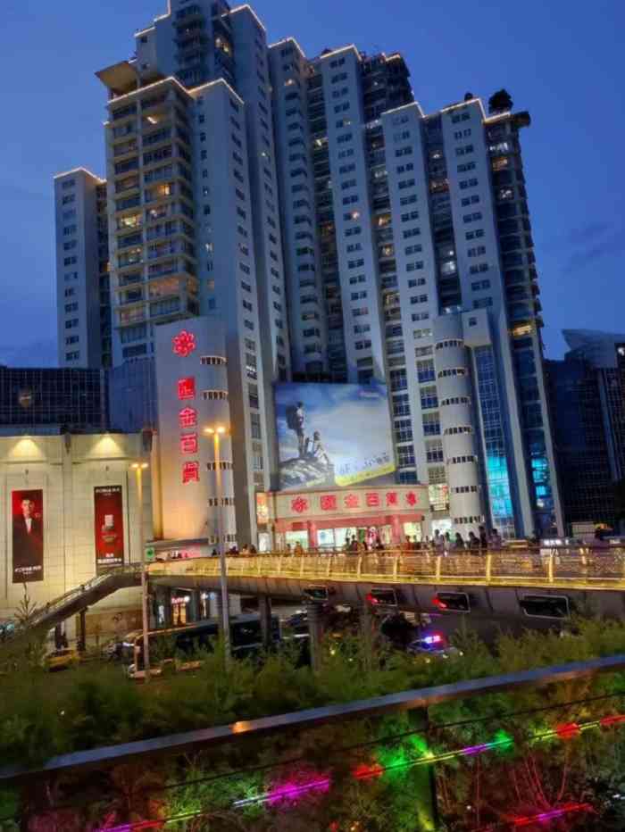 我去徐家汇最多的地方就是美罗城可以说是徐家汇蛮早的一家综合商城了