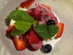 新疆蓝莓酸奶粽-LESCEDARS Brasserie Bistro香柏树