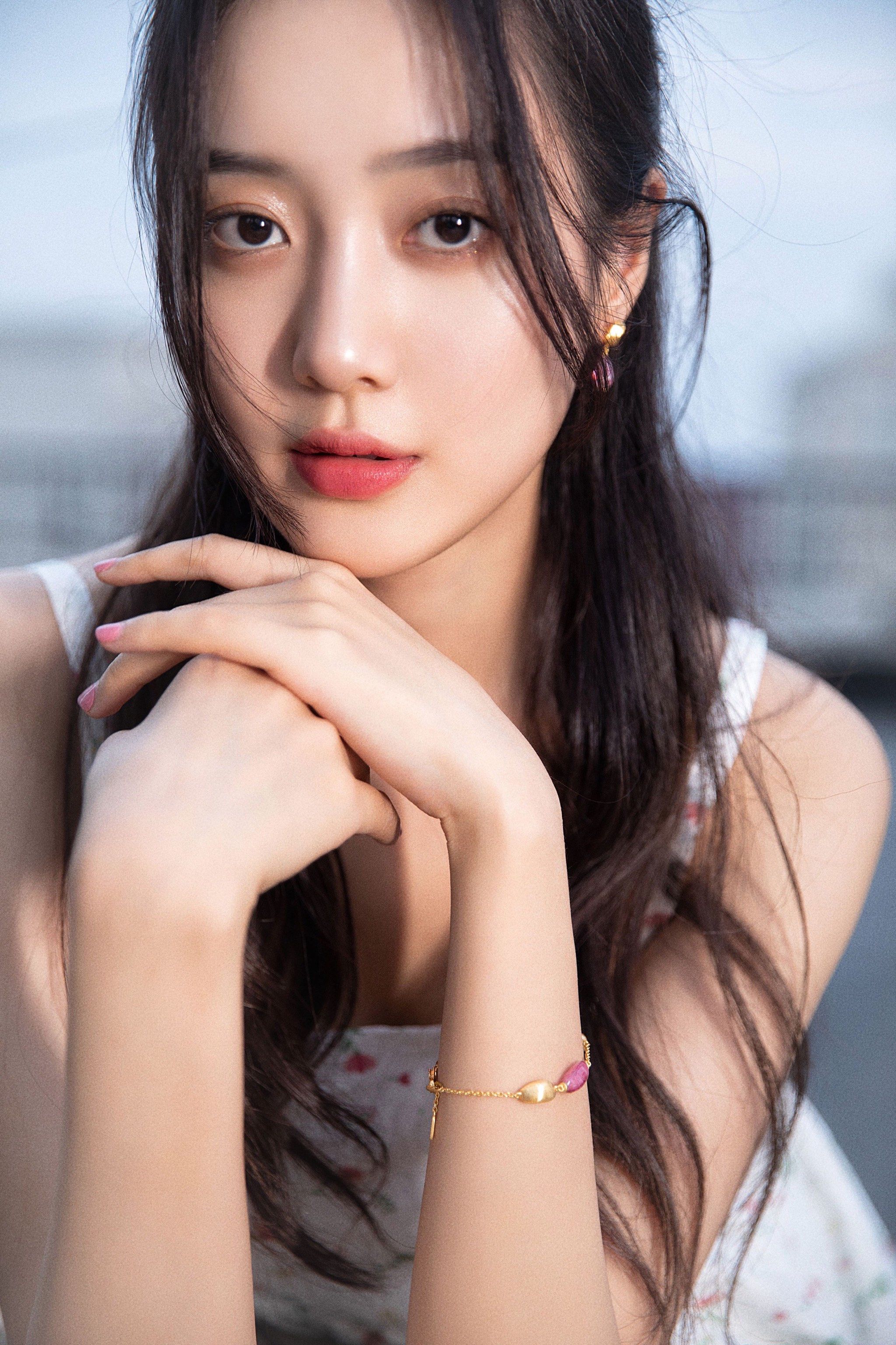 演员王梓薇佩戴周生生g* 系列展现女性