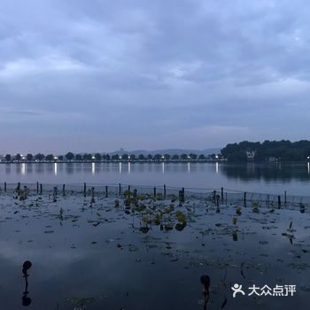 晴天雨天都耐看，更妙的是，雨天似乎更有韵味