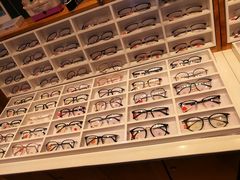-MiRi眼镜连锁·蔡司·尼康控优点合作店(莘庄店)