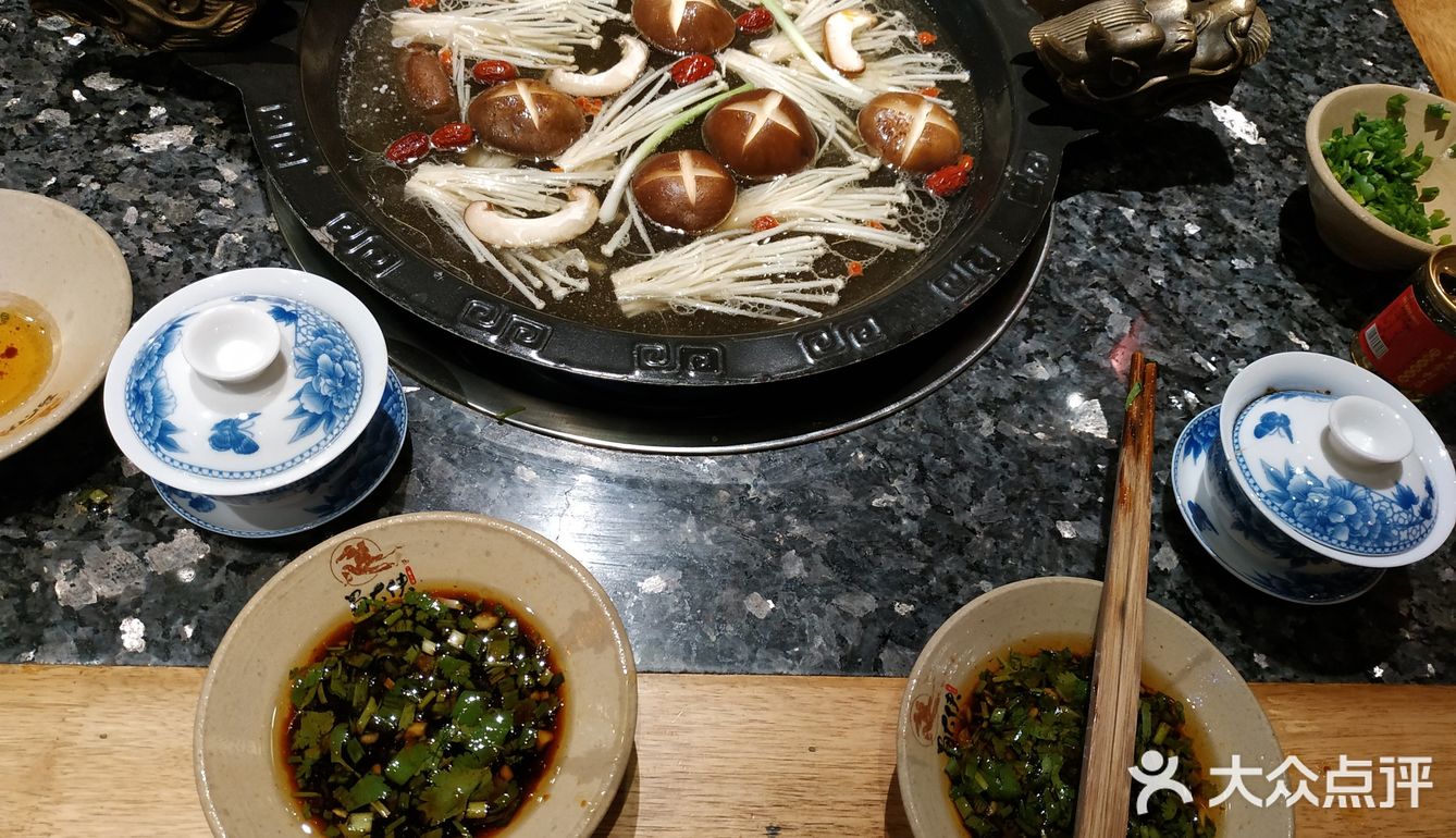 人不是很多，因为不能吃辣另外点了一整个菌汤锅
