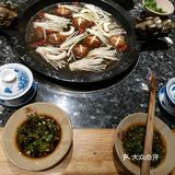 人不是很多，因为不能吃辣另外点了一整个菌汤锅