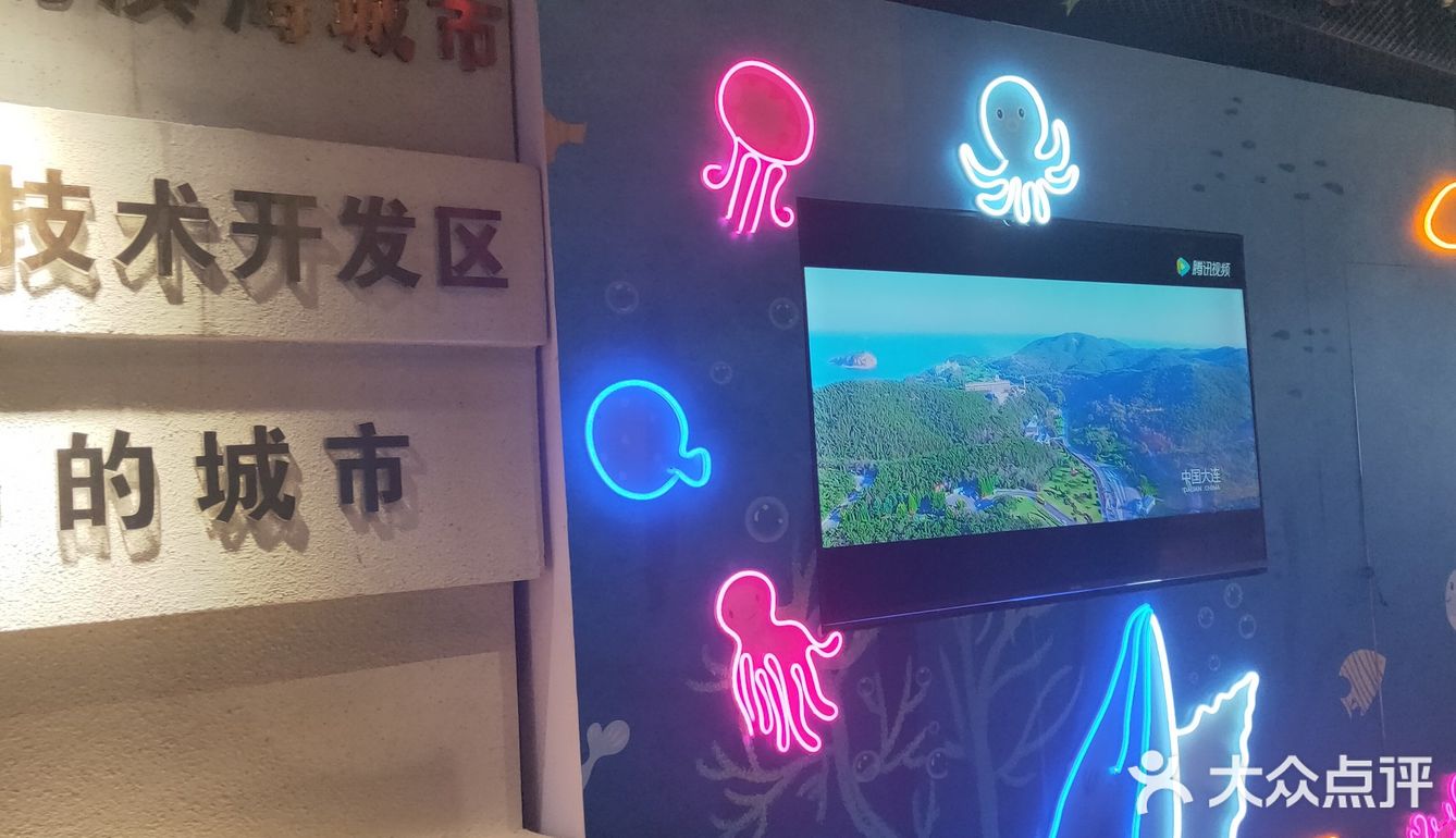 新开的去的时候赶上下雨，所以人不多，室外街很干净