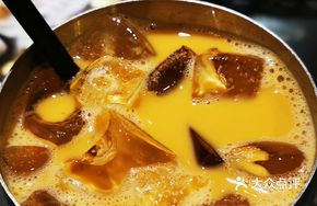 Golden Iced Milk Tea from Jiulong Ice Room