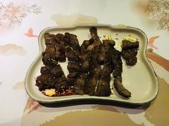 烤熟的牛肋肉-肉魁屋·烧肉·烧鸟·酒场(高新店)